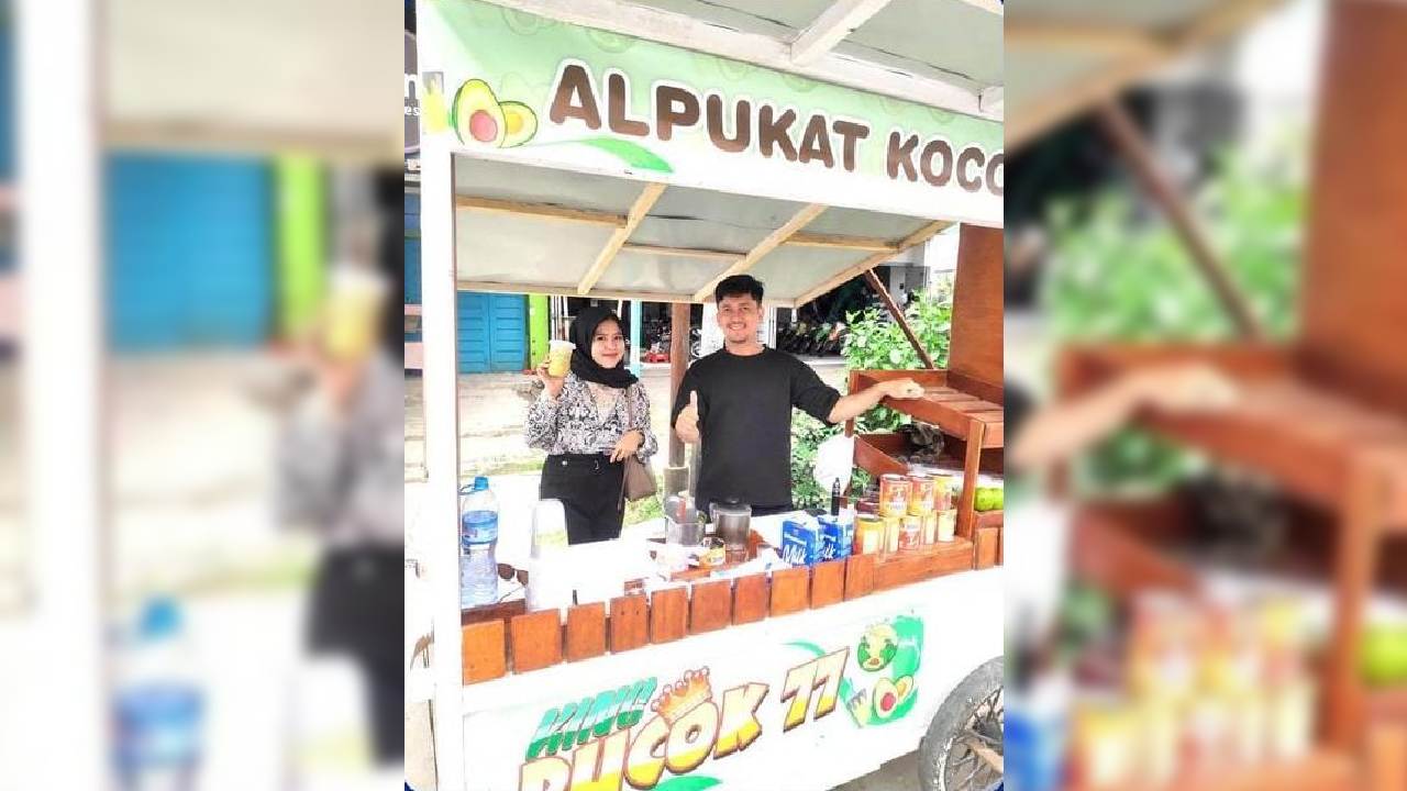 Pemilik Alpukat Kocok 77 saat melayani pelanggan. Foto: Instagram Pucok77_kdi