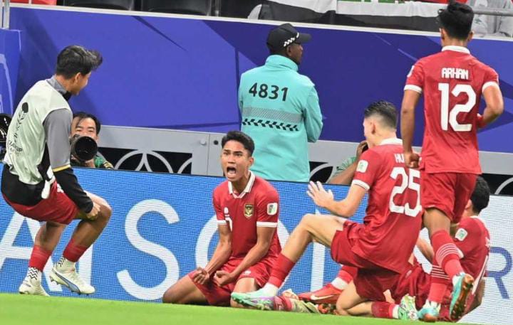 Marcelino Ferdinan (tengah) berselebrasi bersama rekannya seusai mencetak gol ke gawang Irak, laga pertama Grup D Piala Asia 2023 Qatar di Ahmad bin Ali Stadium, Al-Rayyan, Doha, Senin (15/1/2024). Foto: Harianjogja.com