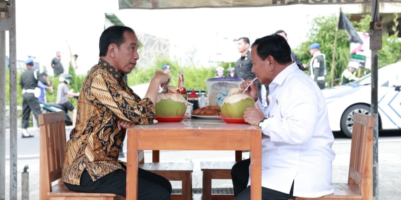 Mendekati debat kelima Pilpres 2024 yang akan mempertemukan para calon presiden, Presiden Jokowi terlihat makin mesra dengan Capres 02 Prabowo Subianto. Foto: Rmol.id
