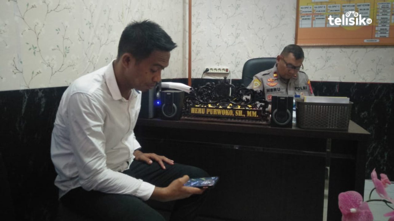 Kanit Reskrim Polsekta Kemaraya Ipda Deny Sutarman SH. saat berkoordinasi  dengan Kapolsek Kemaraya Iptu Heru Purwoko SH. MH. Foto: Thamrin Dalby/Telisik