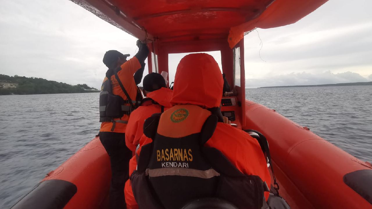 Tim Resource Pos SAR Baubau saat beranhkay menuju LKP dengan menggunakan RIB untuk memberikan Bantuan SAR. Foto: Ist.