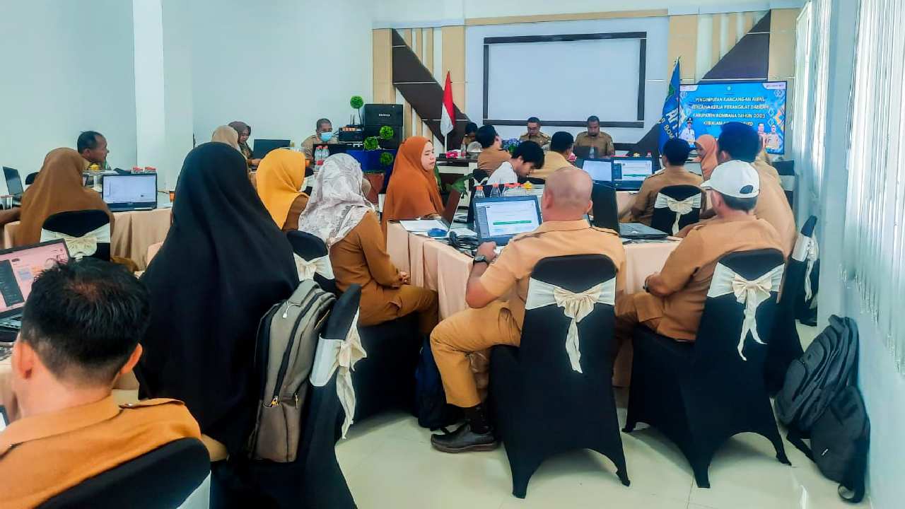 Penginputan data RA dan RKD di uula Kantor Bappeda Bombana ke dalam sistem SIPD. Foto: Ist.