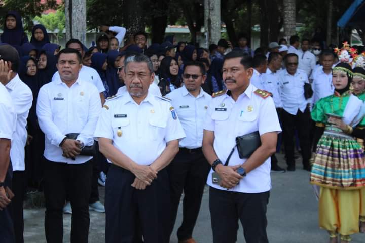 Plt Bupati Muna, Bachrun Labuta bersama Sekda, Eddy Uga. Foto: Ist.