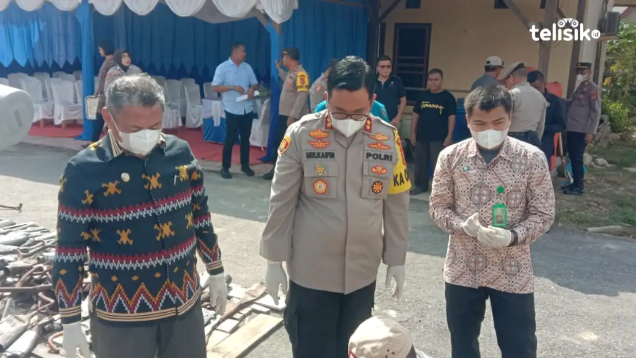 Kapolres Muna, AKBP Mulkaifin bersama Plt Bupati, Bachrun Labuta, memusnahkan knalpot brong dan miras. Foto: Sunaryo/Telisik