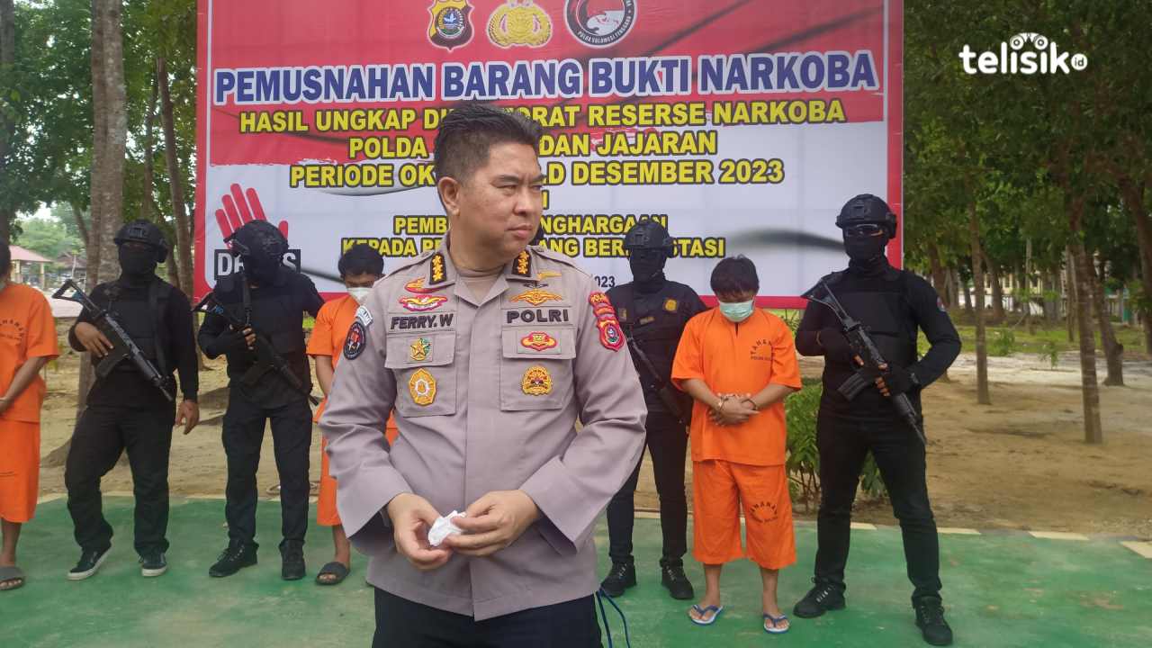 Kabid Humas Polda Sulawesi Tenggara, Kombes Pol Ferry Walintukan, saat melakukan press rilis. Foto: Ahmad Jaelani/Telisik