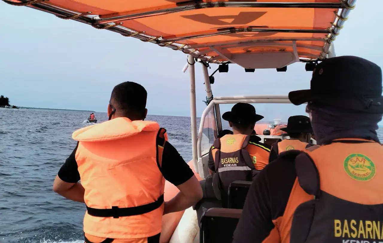 Tim Basarnas melakukan pencarian terhadap korban, di perairan Desa Longa, Wakatobi. Foto: Ist.