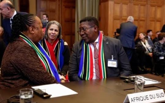Penasihat hukum Presiden Afrika Selatan Ramaphosa, Nokukhanya Jele, mendengarkan Menteri Luar Negeri Afrika Selatan Naledi Pandor dan Duta Besar Afrika Selatan untuk Belanda Vusimuzi Madonsela di Mahkamah Internasional (ICJ) di Den Haag, Belanda. Foto: Vo
