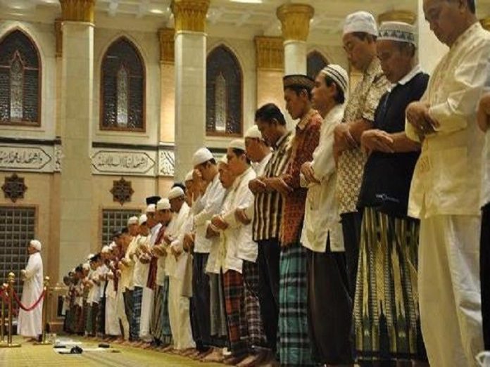 Sesungguhnya pada waktu subuh itu manusia menyaksikan tanda-tanda kekuasaan Allah dan kebesaran hikmah-Nya di langit dan di bumi. Foto: Repro Cahayaislam.id