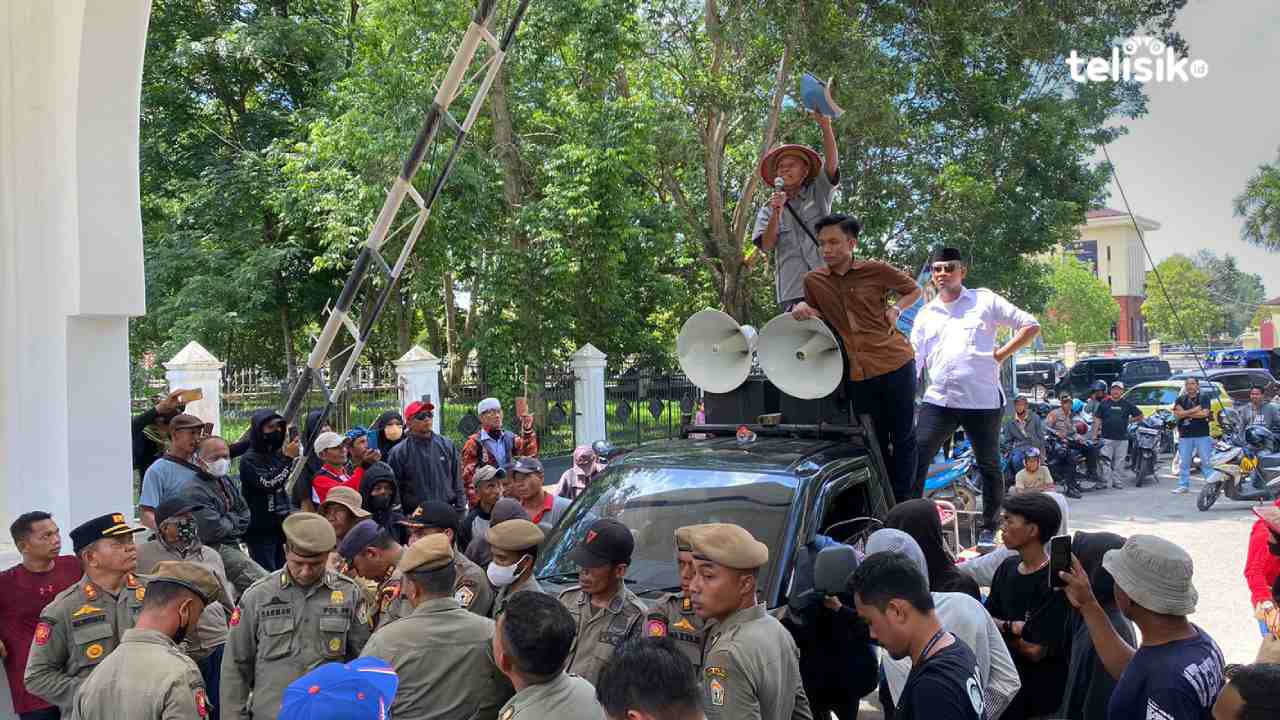 Ratusan warga demo di Kantor Gubernur Sulawesi Tenggara. Foto: Erni Yanti/Telisik