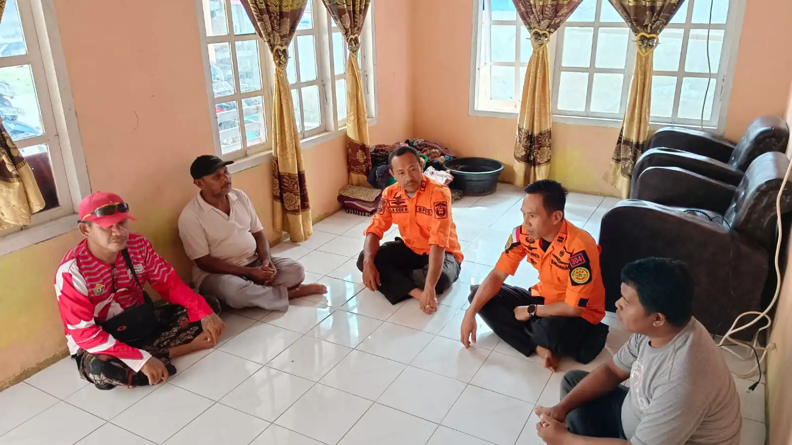 Tim SAR Gabungan ketika berada di rumah korban untuk mengonfirmasi hasil operasi SAR resmi ditutup. Foto: Ist.