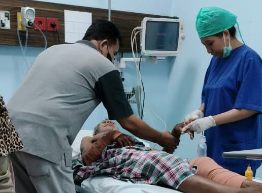 LD (50) dirawat di Rumah Sakit Siloam Baubau, setelah sempat digigit buaya saat hendak mencuci tangan dan kaki di sungai. Foto: Ist.