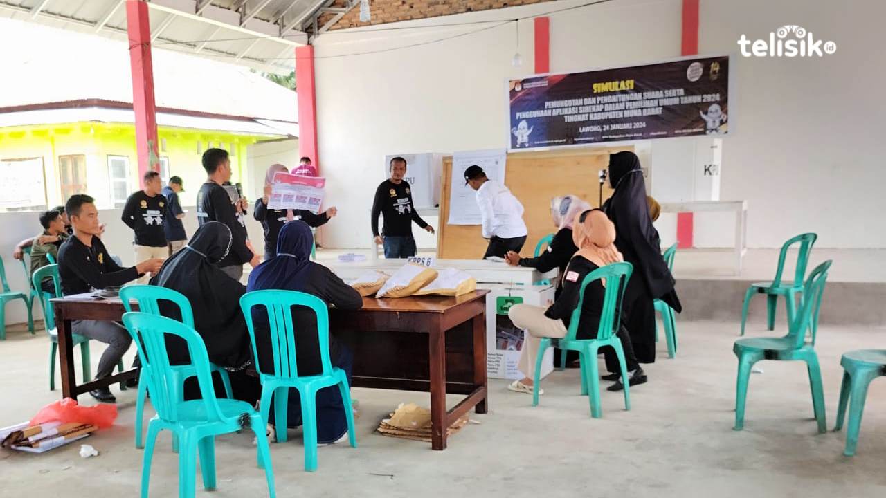 Proses simulasi pemungutan suara yang dilakukan oleh KPU Muna Barat. Foto: Putri Wulandari/Telisik