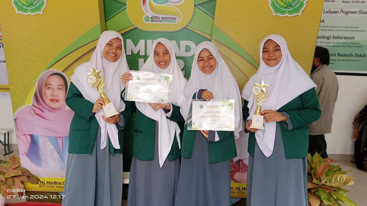 Siswi SMA Bina Insan Mandiri Al-Masrur Kendari menerima piala lomba poster ilmiah. Foto: Ist.