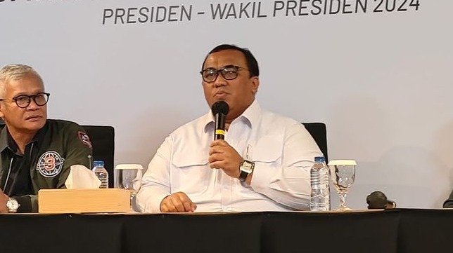 Wakil Ketua TPN Ganjar-Mahfud, Andi Gani Nena Wea (kanan), menjelaskan kesulitan timnya menghubungi PO bus untuk kampanye akbar, Jakarta, Selasa (30/1/2024). Foto: Ist.