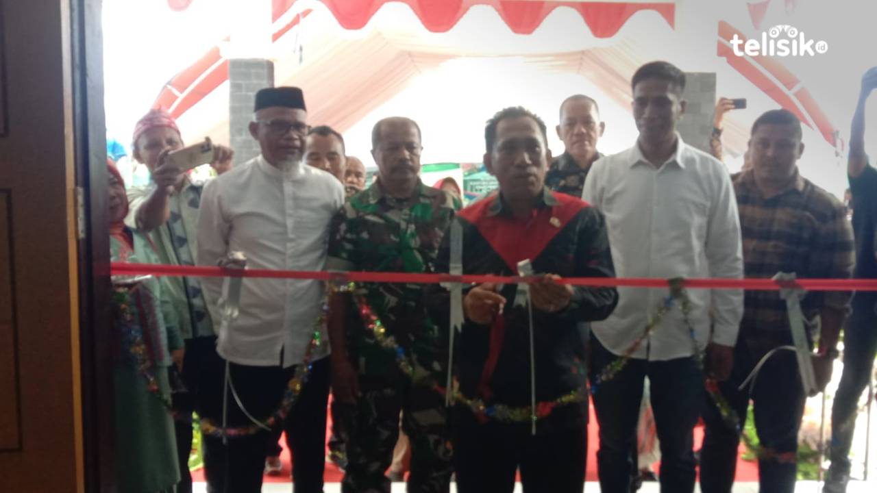 Kadis Dikbud Sulawesi Tenggara, Yusmin, bersama Asisten III Pemda Muna, Asmadi Teno, meresmikan gedung KCD. Foto: Sunaryo/Telisik