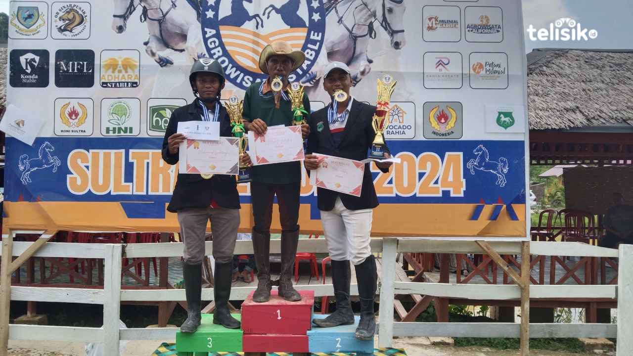 Para atlet berkuda Sulawesi Tenggara yang berhasil meraih juara di kejuaraan Jumping Show Sultra Berkuda. Foto: Apriadi Mayoro/Telisik