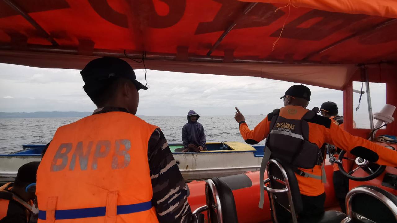 Tim SAR Gabungan saat melakukan pencarian terhadap seorang nelayan yang hilang diperairan Desa Kondowa, Kecamatan Pasarwajo, Kabupaten Buton. Foto: Ist.