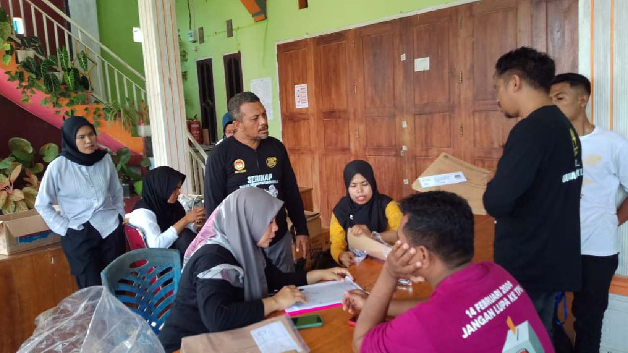 KPU Muna Barat saat ini laksanakan penyortiran logistik dan pastikan selesai pada 13 Januari 2024. Foto: Ist.
