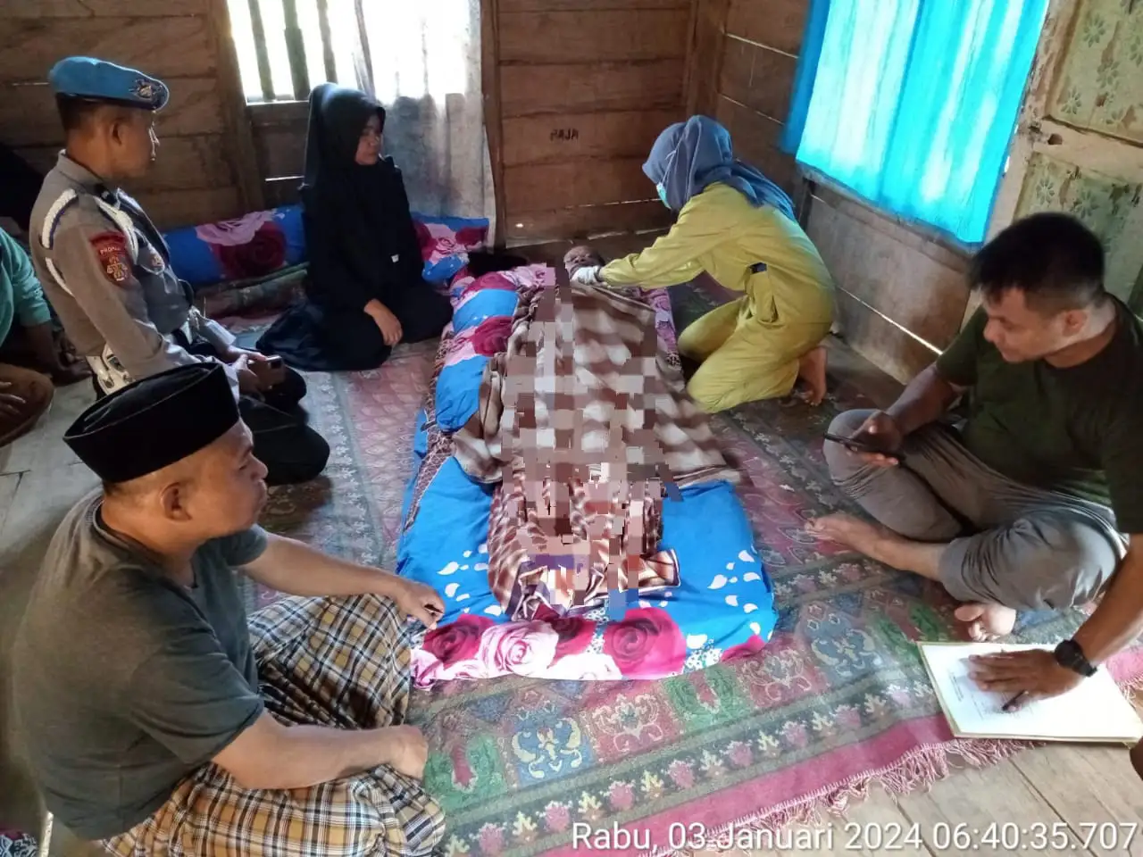 Tim medis Puskesmas Lawa melakukan pemeriksaan terhadap mayat korban, La Ntete, yang ditemukan tewas gantung diri menggunakan selang air di bawah rangka baliho. Foto: Ist.