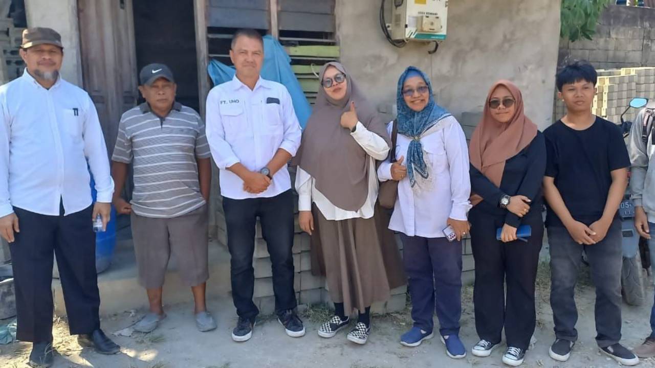 Tim Dosen PKMI Magister Manajemen Rekayasa, Pasca Sarjana UHO saat mengsosialisasikan hasil penelitian ke salah satu usaha percetakan paving block di Kota Kendari. Foto: Ist.