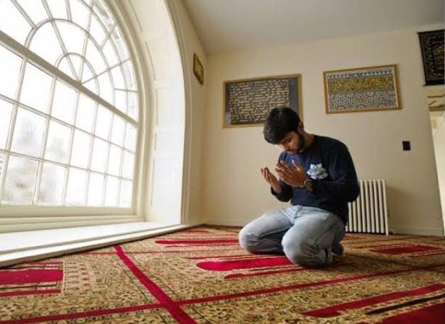 Bulan Ramadan momen paling dinantikan umat Muslim di dunia, termasuk bagi para mualaf atau orang yang baru memeluk Islam. Foto: Idntimes.com 