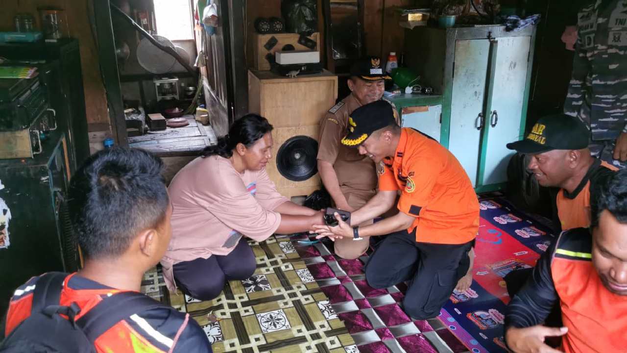 Tim Ops SAR Gabungan, saat berkoordinasi dengan keluarga korban, dan menyepakati pencarian terhadap korban dinyatakan selesai. Foto: Ist.