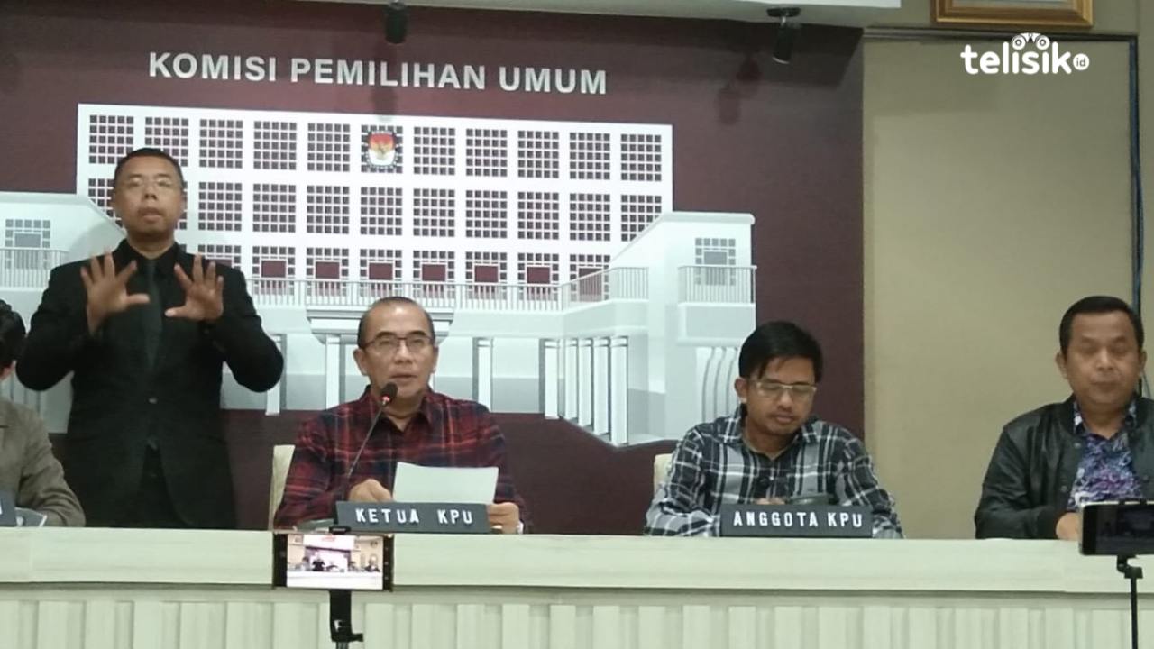 Ketua KPU RI, Hasyim Asy'ari, menjelaskan perkembangan terkini rekapitulasi perolehan suara Pemilu 2024 di Media Center KPU RI, Jakarta, Jumat (23/2/2024). Foto: Mustaqim/Telisik