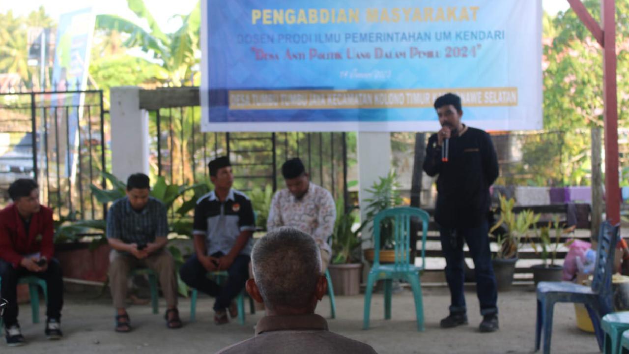 Pengamat politik Sulawesi Tenggara, Andi Awaluddin Maruf saat melakukan pendidikan anti politik uang di Desa Kolono Timur. Foto: Ist.
