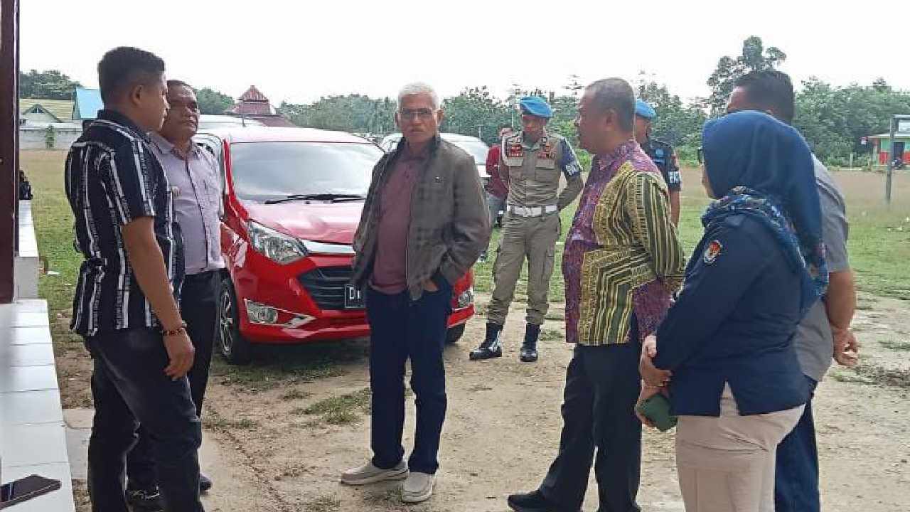 Pj Bupati Muna Barat bersama Sekda Muna Barat dan Sekda Sulawesi Tenggara berkunjung ke KPU Muna Barat untuk meninjau persiapan logistik. Foto: Ist.