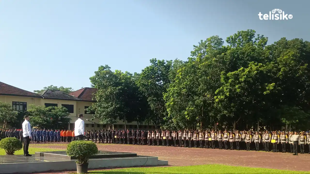 Pj Gubernur Sulawesi Tenggara, Andhap Budhi Revianto saat memimpin apel gelar pasukan. Foto: Ahmad Jaelani/Telisik