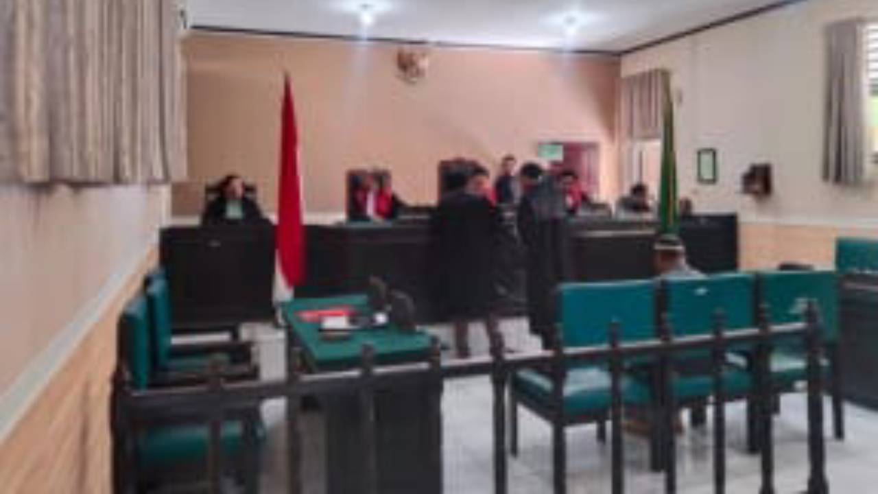 Suasana persidangan dugaan korupsi DD Laeya di Pengadilan Tipikor Kendari. Foto: Ist.
