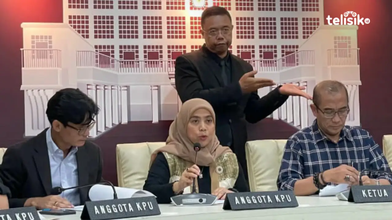 Anggota KPU RI, Betty Epsilon Idroos (tengah), menjelaskan perkembangan perolehan suara Pemilu 2024 lewat penggunaan Sirekap di Media Center KPU RI, Jakarta, Senin (19/2/2024) malam. Foto: Mustaqim/Telisik