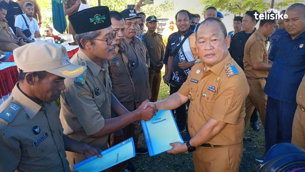 Pj Bupati Konawe saat menyerahkan SK Kampung Berkualitas (KB) kepada seluruh kades dan Lurah se-Kecamatan Padangguni. Foto: Sigit Purnomo/Telisik