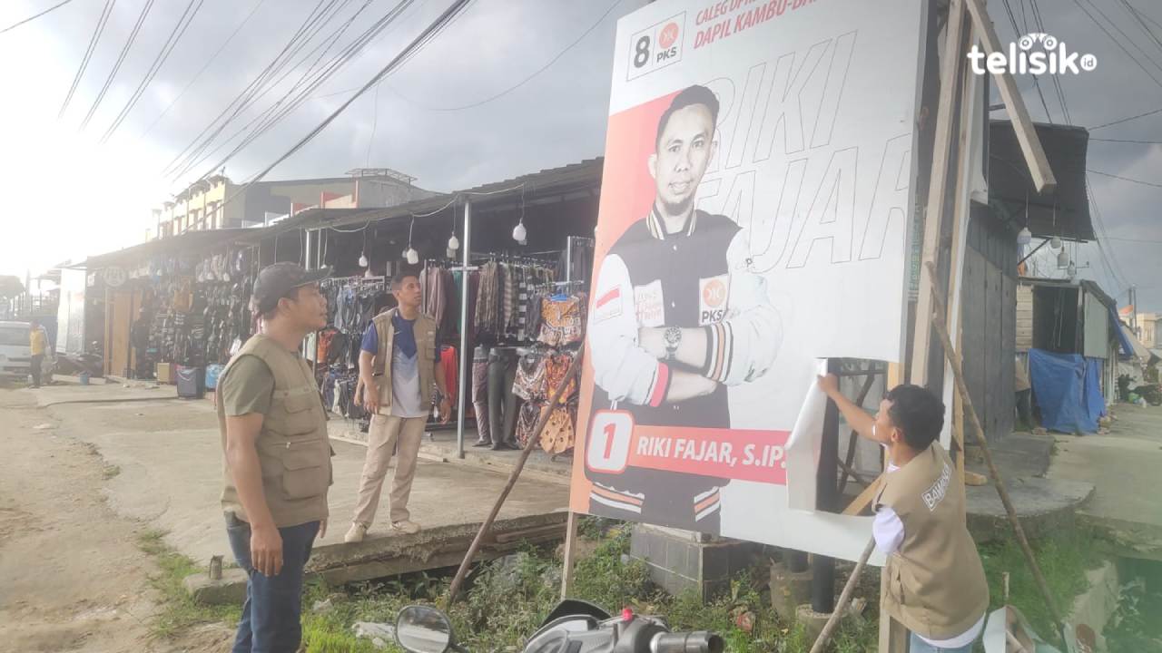 Bawaslu Kota Kendari turun langsung menertibkan APK pada masa tenang Pemilu 2024. Foto: Erni Yanti/Telisik