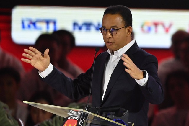 Calon presiden nomor urut 01 Anies Baswedan menyampaikan gagasannya saat debat debat ketiga Pilpres 2024. Foto: Kumparan.com