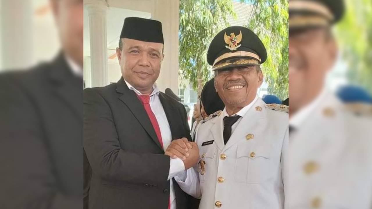 Plt Bupati Muna, Bachrun Labuta dan anggota Banggar DPRD Muna, Awal Jaya Bolombo. Foto: Ist.