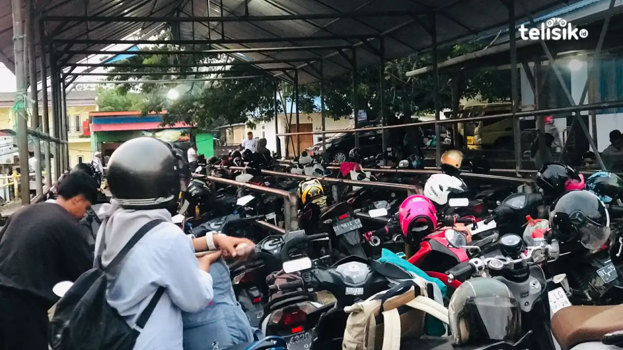 Antrean penumpang yang menggunakan kendaraan roda dua di pelabuhan feri Tampo, Kabupaten Muna. Foto: Febry Jahra Lestiani/Telisik