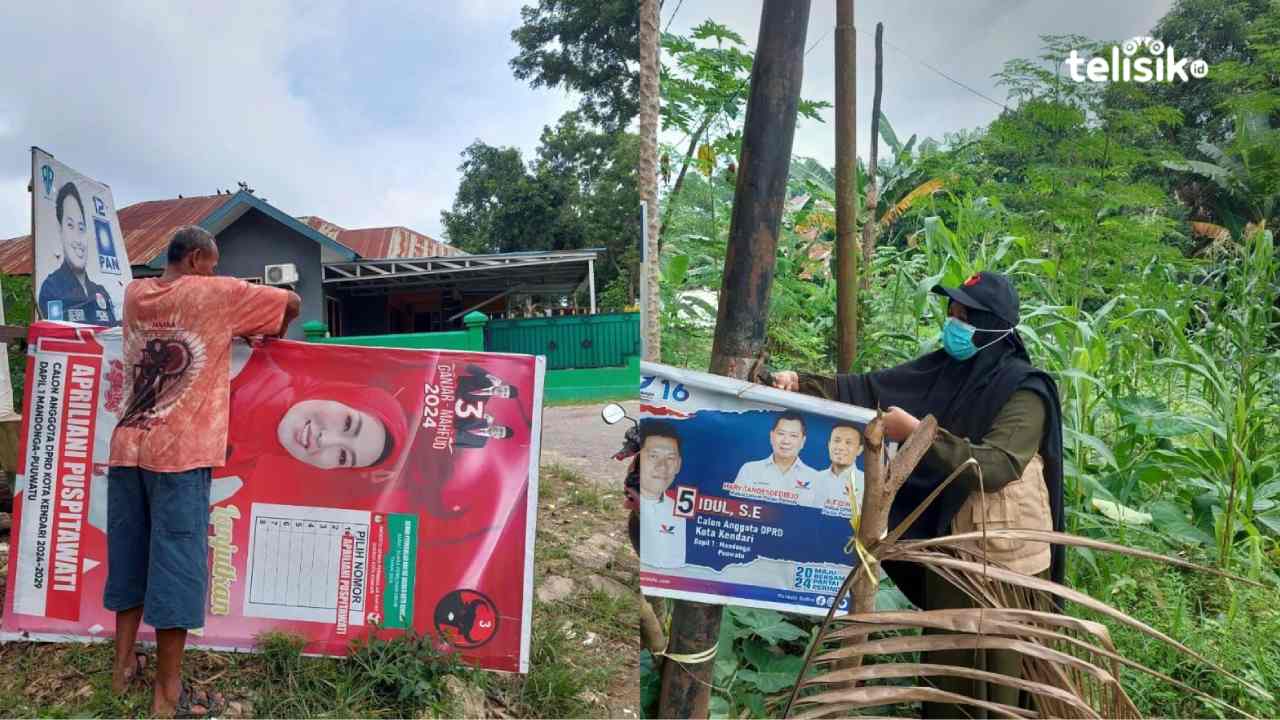 Warga menurunkan balihoh untuk dipergunakan kembali. Foto: Riksan Jaya/Telisik