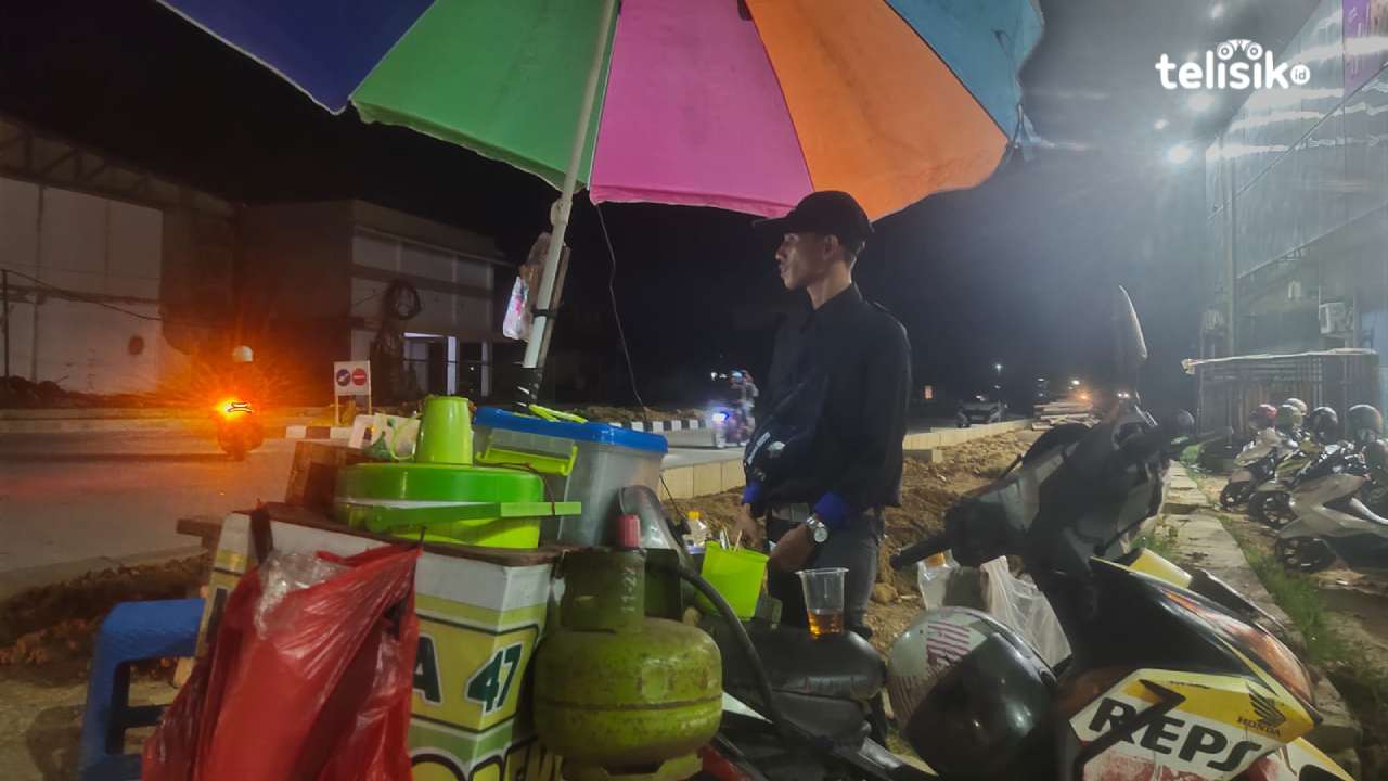 Cerita pedagang siomay di sudut jalan Kota Kendari, Rahman (29). Foto: Erni Yanti/Telisik