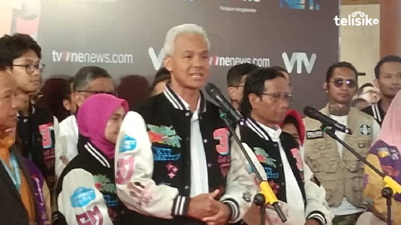 Ganjar Pranowo menjelaskan alasan menanyakan tata kelola bansos kepada Anies Baswedan saat debat kelima, usai debat di Jakarta Convention Center, Senayan, Minggu (4/2/2024) malam. Foto: Mustaqim/Telisik