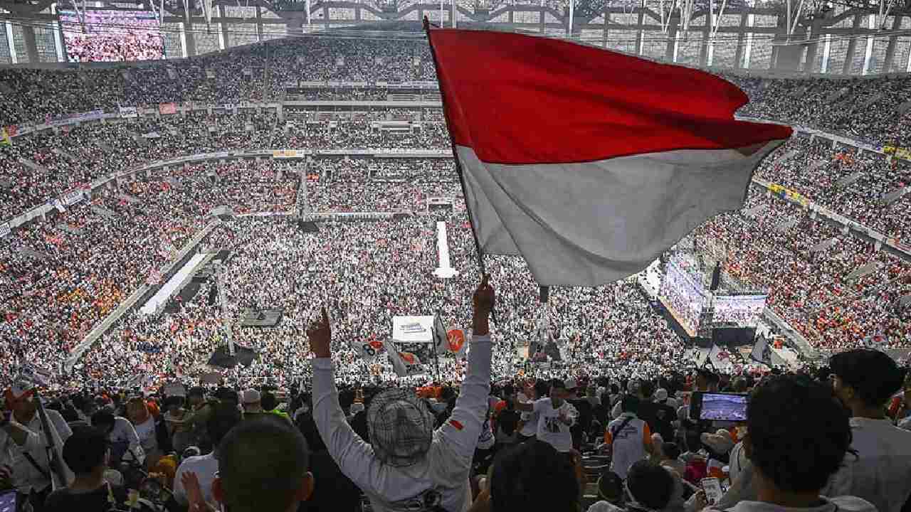 Ribuan simpatisan mengikuti kampanye akbar capres-cawapres nomor urut 1 Anies Baswedan dan Muhaimin Iskandar di Jakarta International Stadium (JIS), Jakarta, Sabtu (10/2/2024). Foto: Bisnis.com