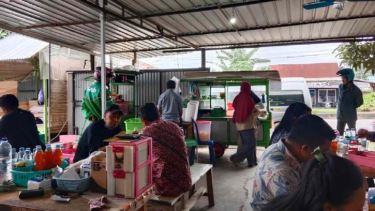 Imbas harga beras kian meroket ke tukang bubur di Kendari. Foto: Ist.