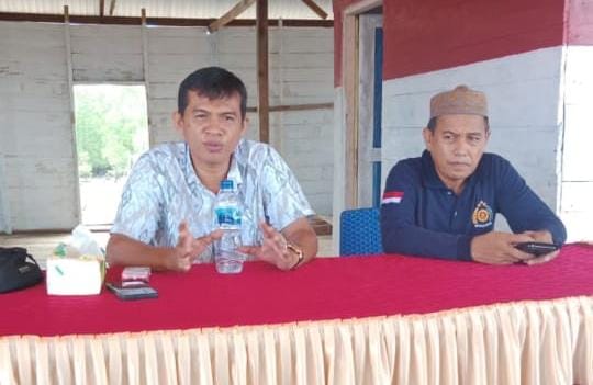 Kepala desa Tanjung Pinang, Abdul Azis (kanan) sebut pihaknya selalu berkantor dan melayani masyarakat selama 24 jam. Foto: Ist.