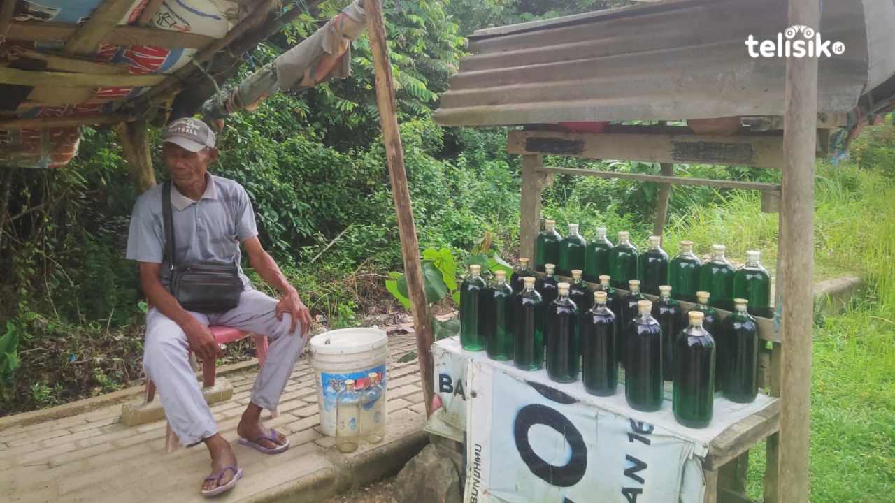 Kakek Sakir (65) sedang menunggu pembeli dengan senyum ramahnya. Foto: Erni Yanti/Telisik