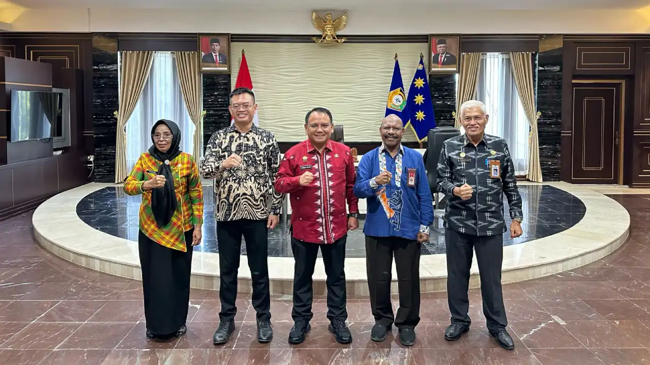 Pj Gubernur Sulawesi Tenggara saat menerima audiensi tim dari Komisi Aparatur Sipil Negara (KASN) di Ruang Rapat Gubernur Sulawesi Tenggara. Foto: Ist.