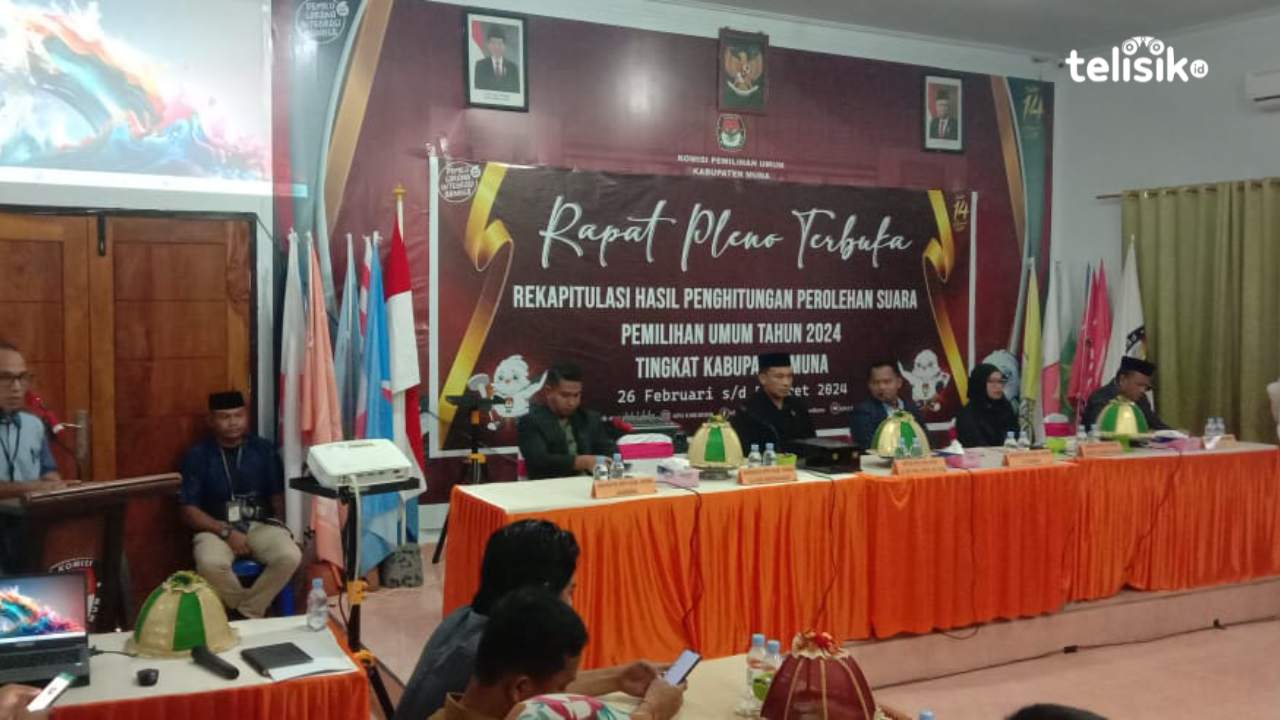 Ketua KPU Muna, LM Askar Adi Jaya bersama komisioner membuka rapat pleno rekapitulasi hasil perolehan suara Pemilu tingkat kabupaten. Foto: Sunaryo/Telisik