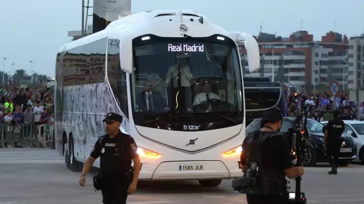 Bus Real Madrid mengalami kecelakaan jelang kontrak RB Leipzig dalam leg pertama 16 besar Liga Champions. Foto: Repro Goal.com