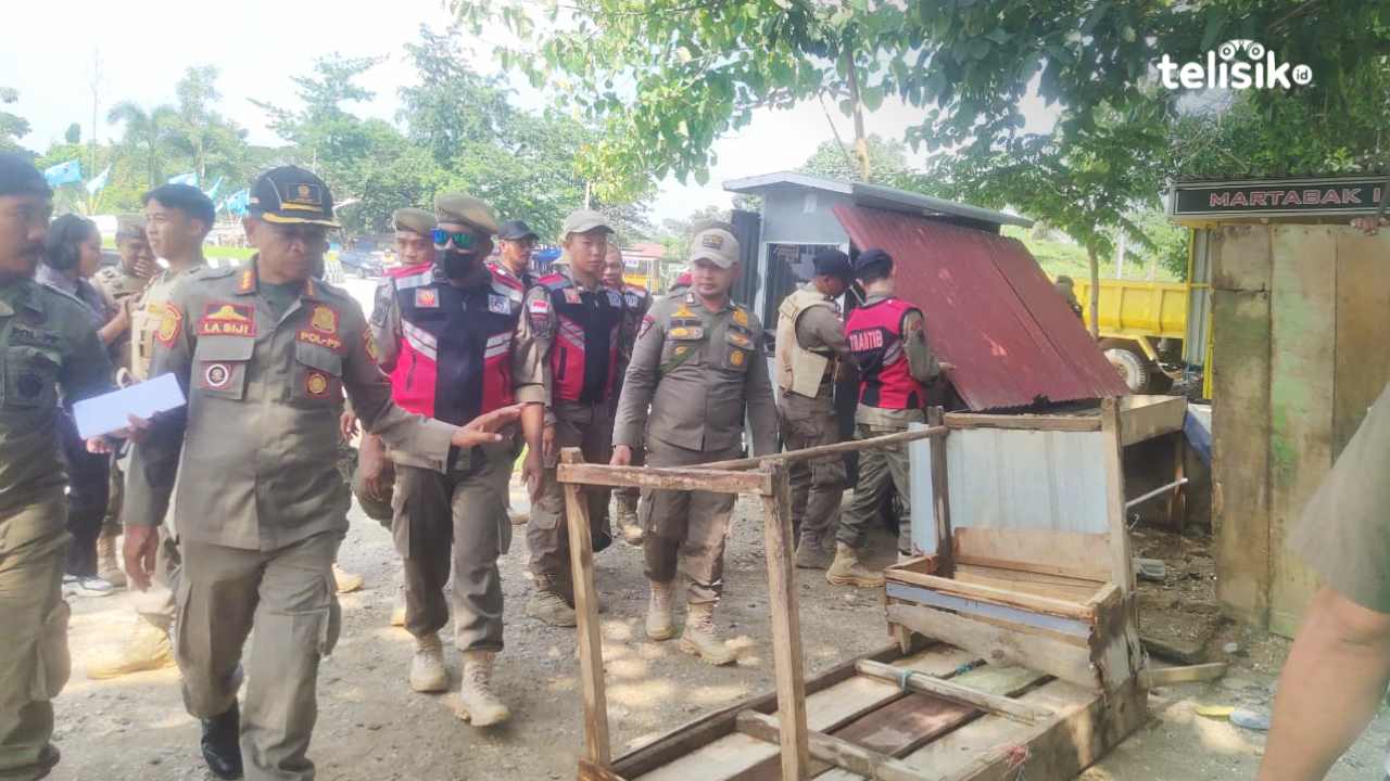 Lapak pedagang di Jalan Antasari, Anduonohu, Kecamatan Poasia dibongkar Satpol PP. Foto: Erni Yanti/Telisik