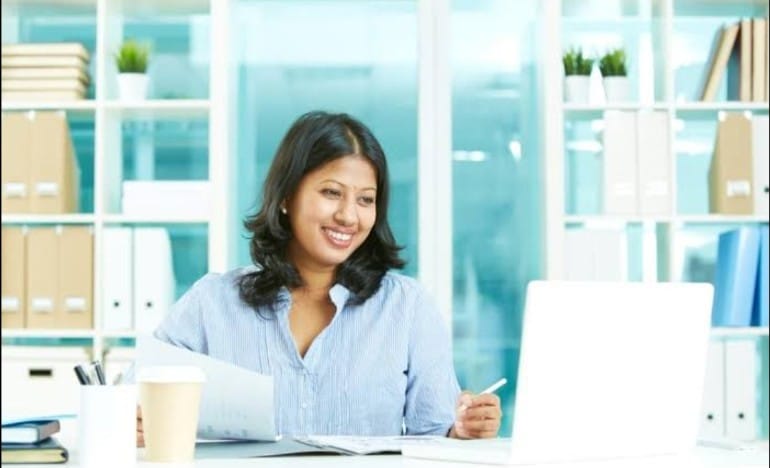 Admin HRD adalah profesional yang mengurus dan meng-update dokumen terkait human resources serta menjadi kontak utama bagi setiap orang yang memiliki pertanyaan terkait HR. Foto: Repro Sleekr