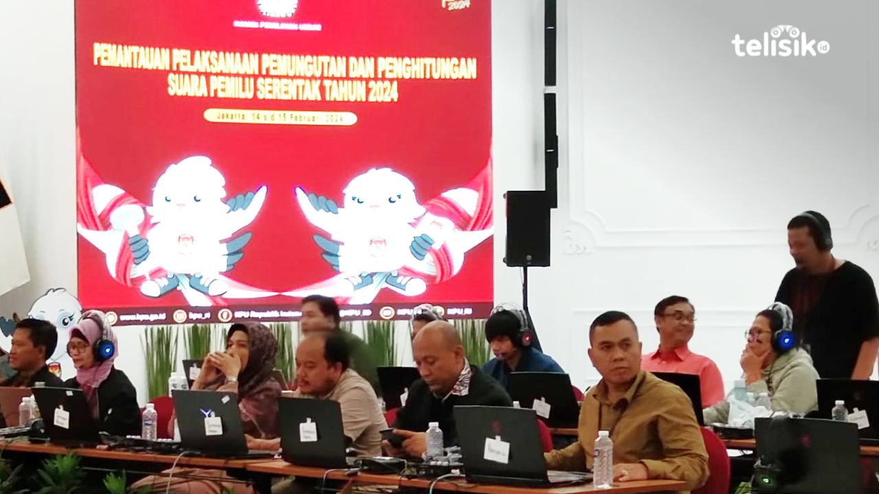 Operator Sirekap Pemilu 2024 yang masing-masing menangani satu provinsi untuk satu orang di ruang data center lantai 2 kantor KPU RI, Jakarta Pusat. Foto: Mustaqim/Telisik